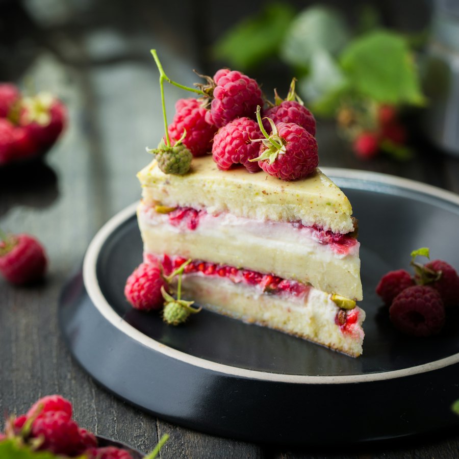 Pastel de pistache y frambuesa